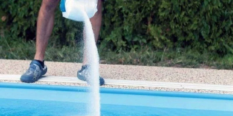 How to disinfect swimming pool water with chlorine powder 