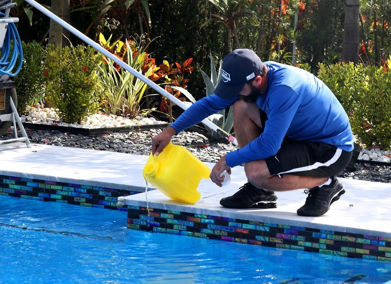 Difference Between Chlorine and Bleach Chemicals