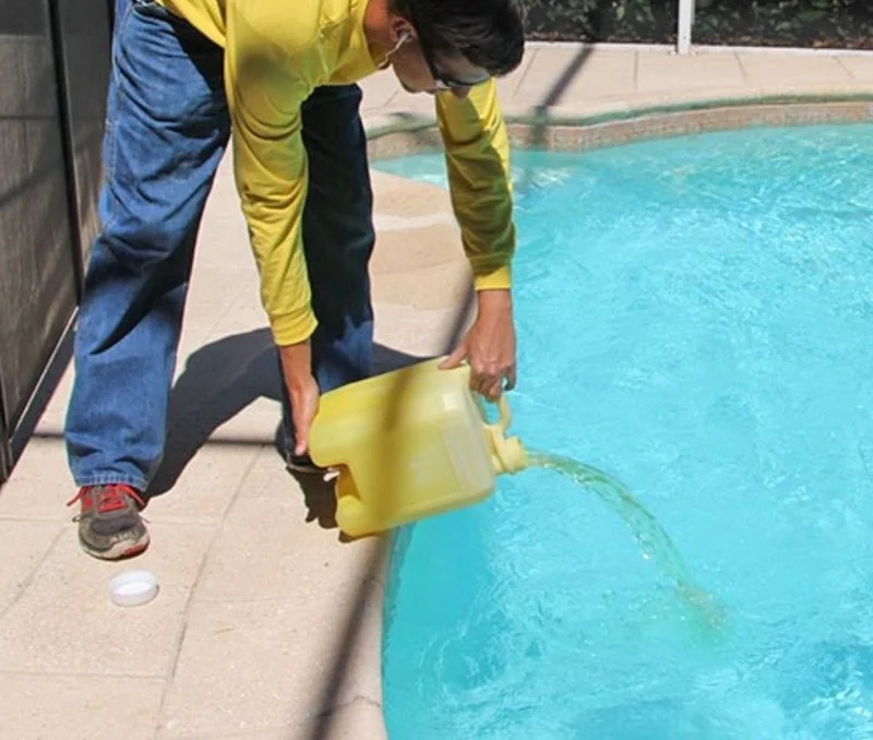 the-benefits-and-best-application-of-using-liquid-chlorine-for-pool-maintenance-2